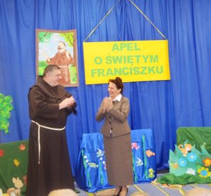 Zdjęcie przedstawia Panią Dyrektor Przedszkola Jolantę Głowacz oraz Ojca Lesława Zachurę – gwardiana z klasztoru oo. Bernardynów w Alwerni.