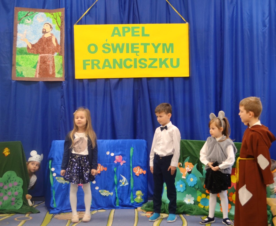 Zdjęcie przedstawia dzieci z grupy „Biedronek” prezentujące scenkę teatralną o świętym Franciszku.