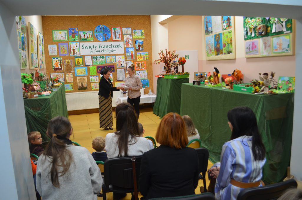 Pani Dyrektor wraz z koordynatorem XII Konkursu Ekologiczno-Plastycznego na tle galerii dziecięcej.