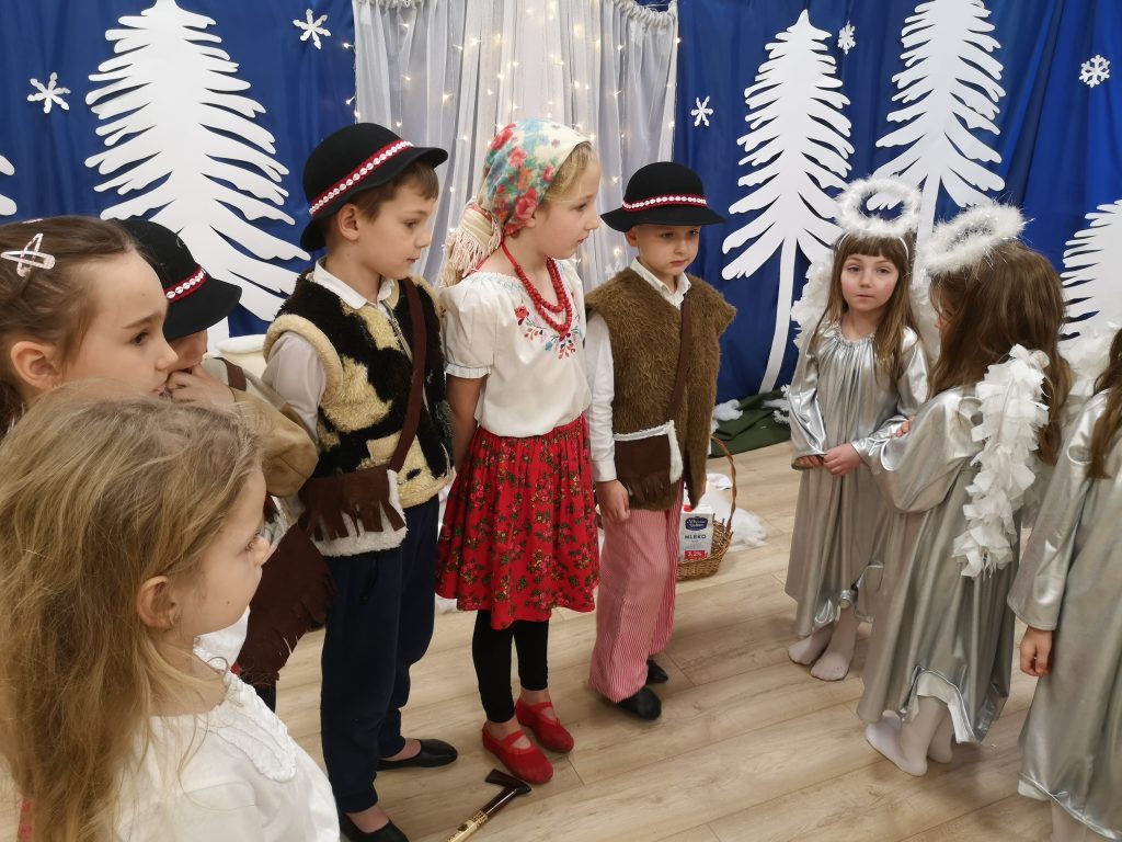 Dzieci podczas odgrywania scenki w przedstawieniu pt. "Jasełka na wesoło".