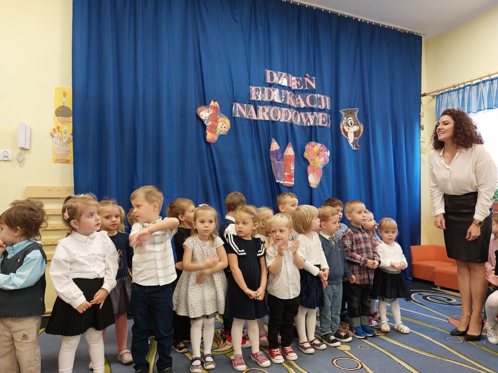 Dzieci z grupy Wiewiórek występują na przedszkolnej scenie.
