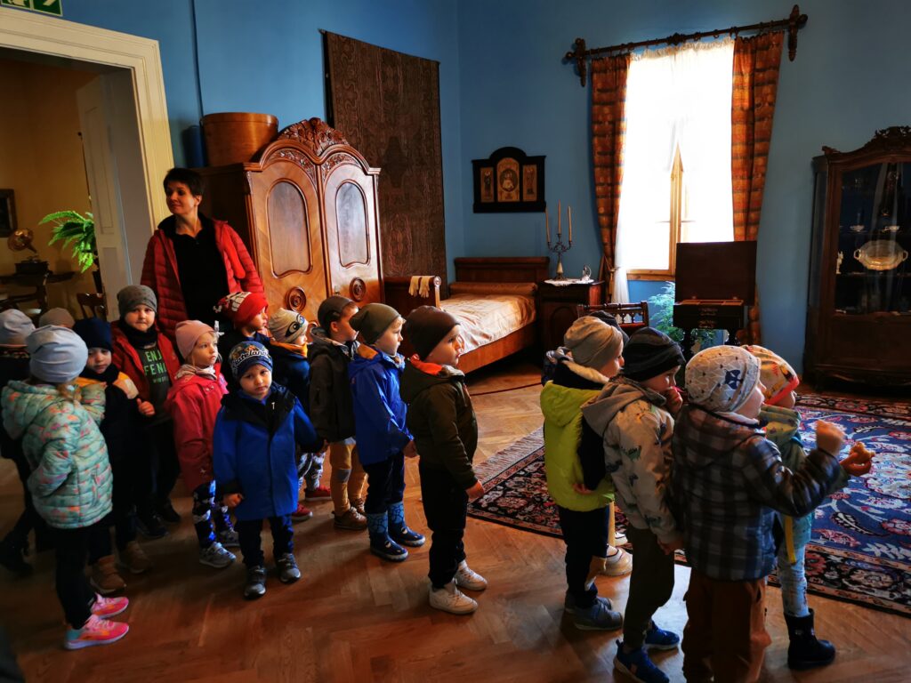 Dzieci oglądają, jak dawniej wyglądało pomieszczenie.