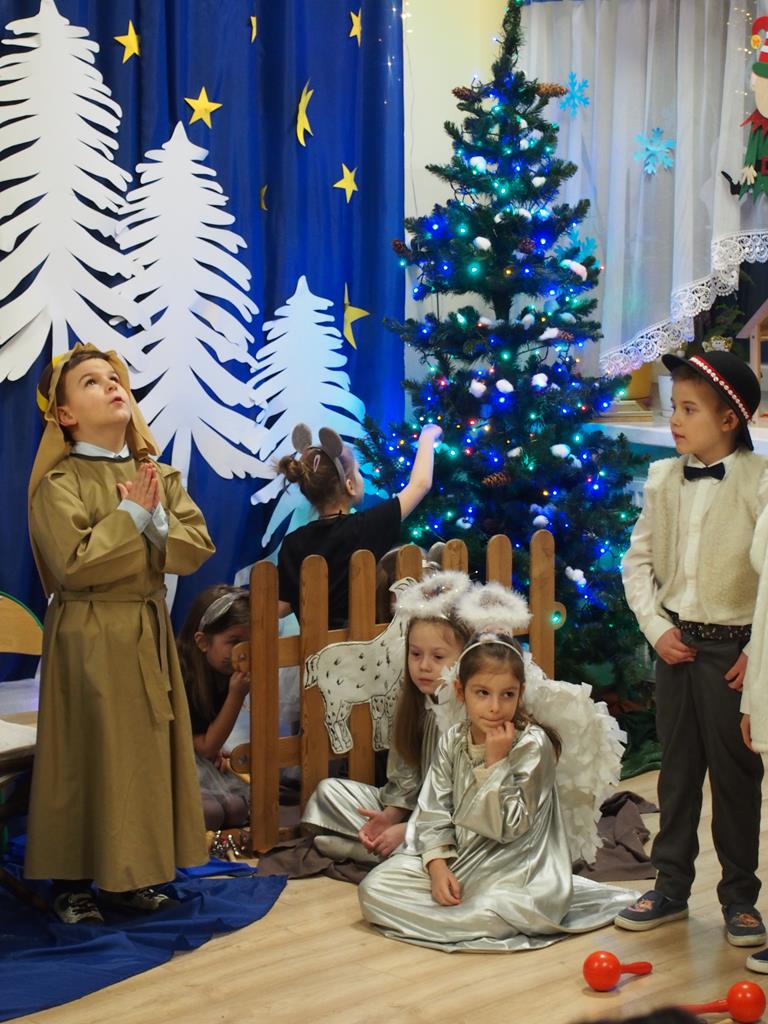 Chłopiec grający Józefa modli się.