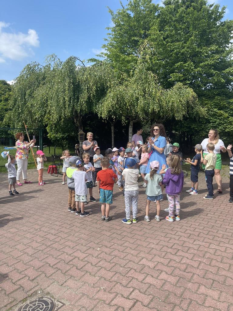 Dzieci i wychowawcy śpiewają Hymn Przedszkola.