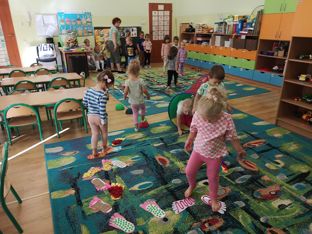 Dzieci pokonujące tor przeszkód.
