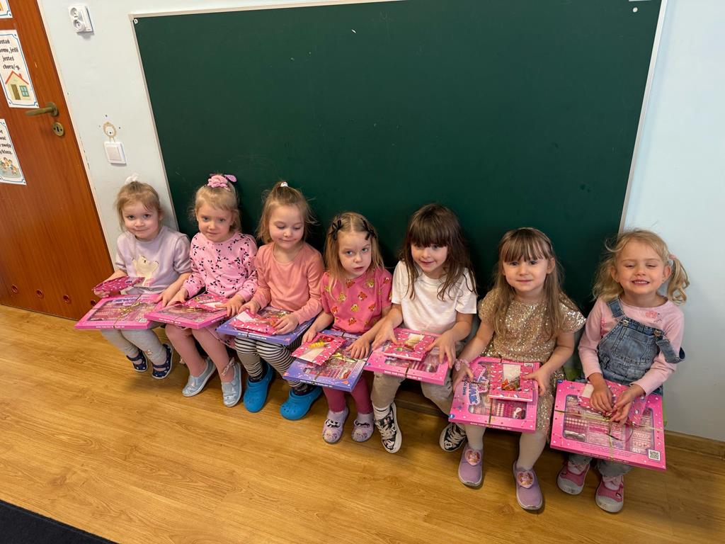 Dziewczynki z grupy Jeżyków siedzą na ławce.