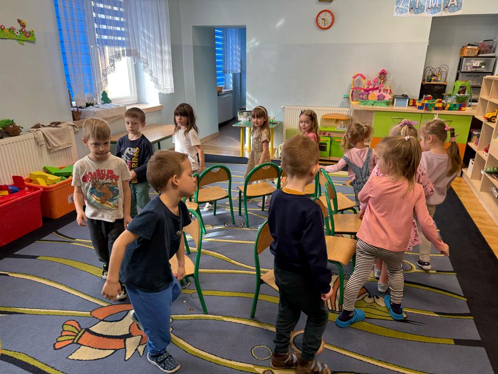 Dzieci bawią się w gorące krzesła.