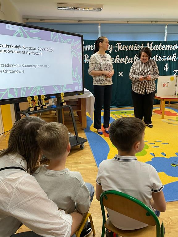 Na zdjęciu dyrektorka PS nr 5 w Chrzanowie oraz Pani Psycholog witająca gości na turnieju matematycznym.