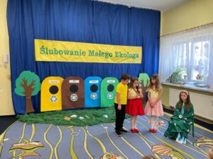 Dzieci recytują wiersz.