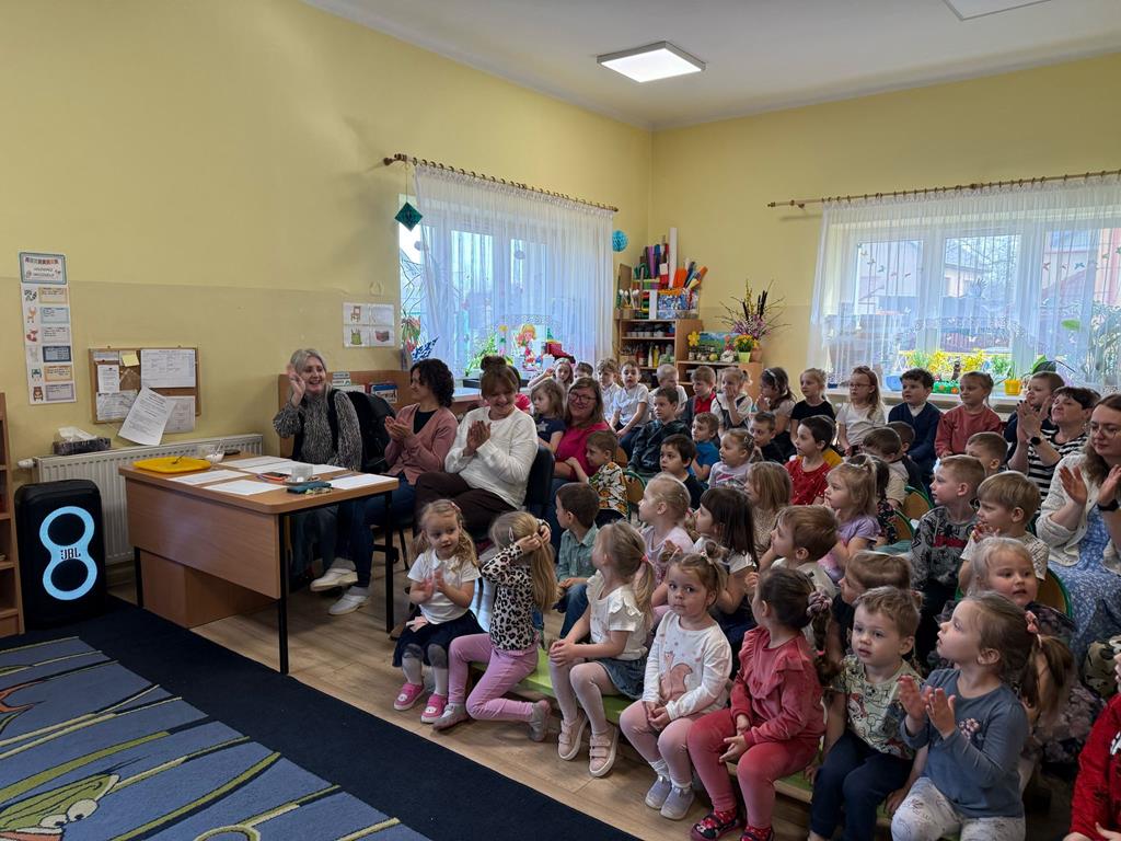 Dzieci i Jury oglądające występy uczestników.