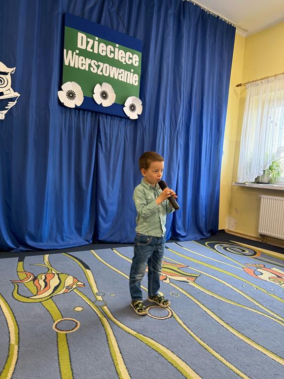 Chłopiec recytuje wiersz.