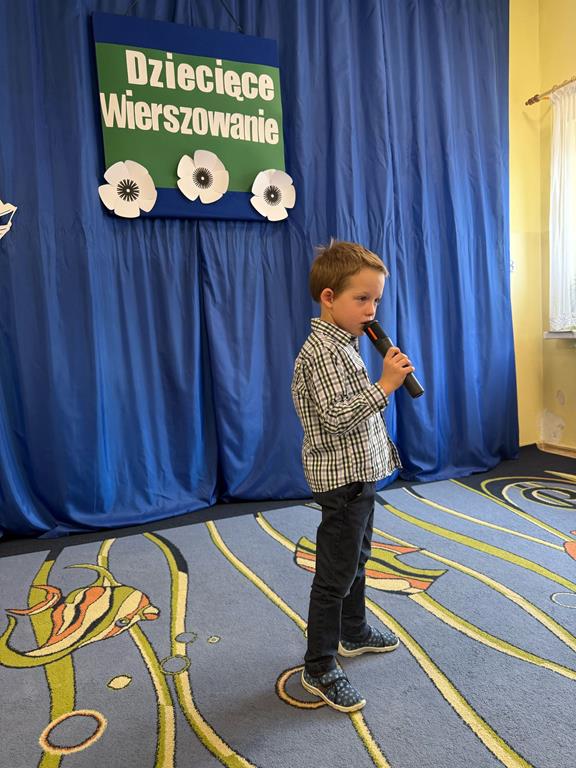 Chłopiec recytuje wiersz.