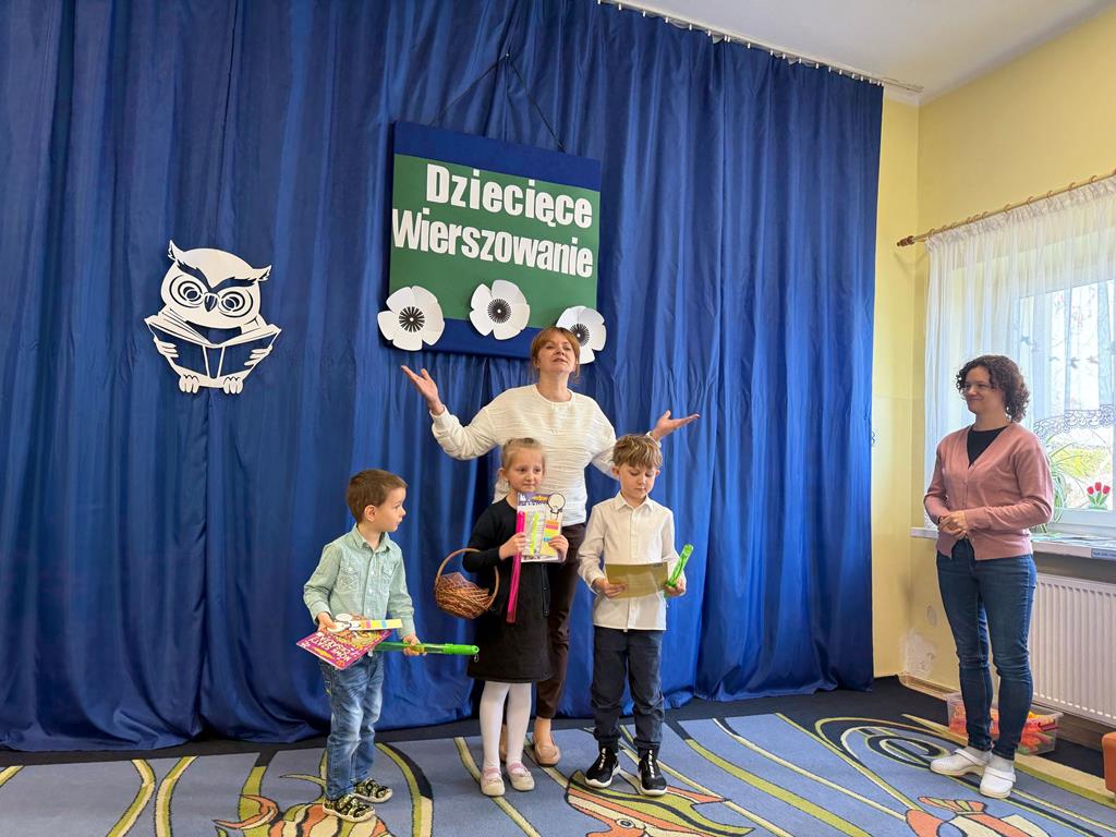 Pani Dyrektor i członek Jury wraz z trójką dzieci, która będzie reprezentować przedszkole.