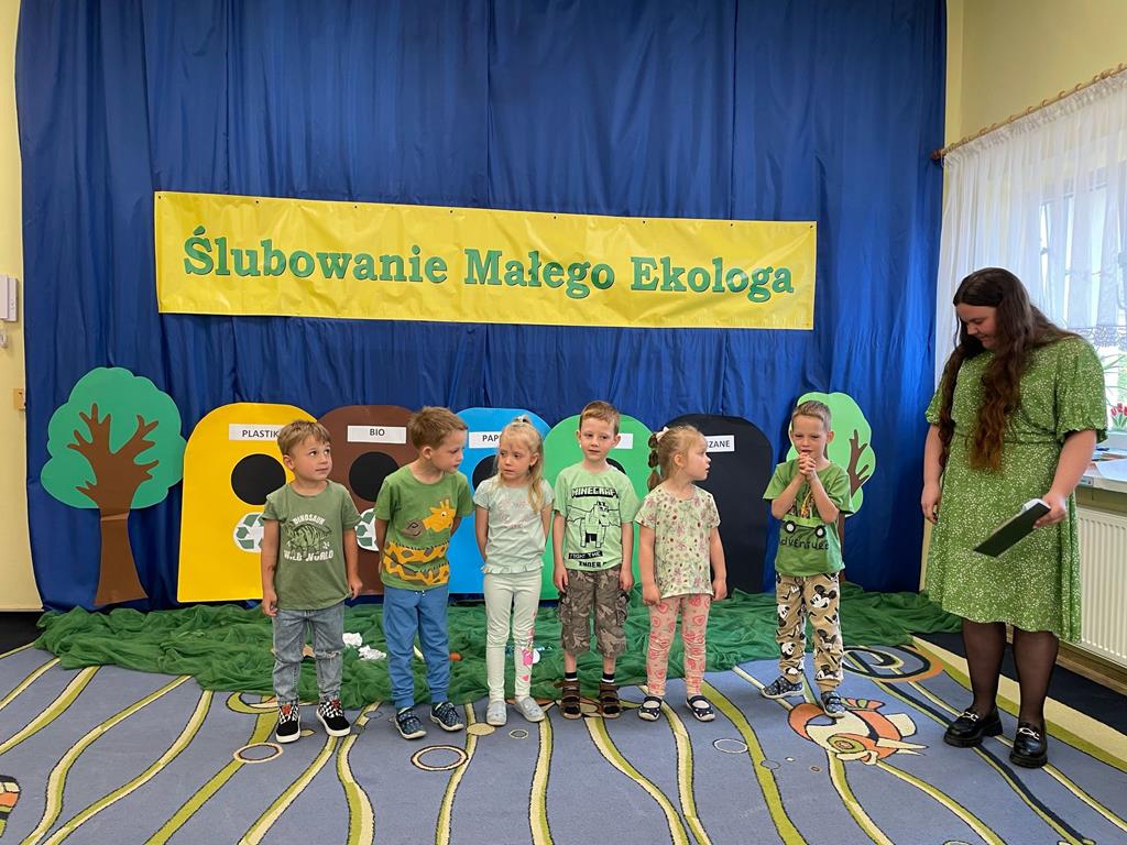 Dzieci z grupy Jeżyków recytują wiersz.