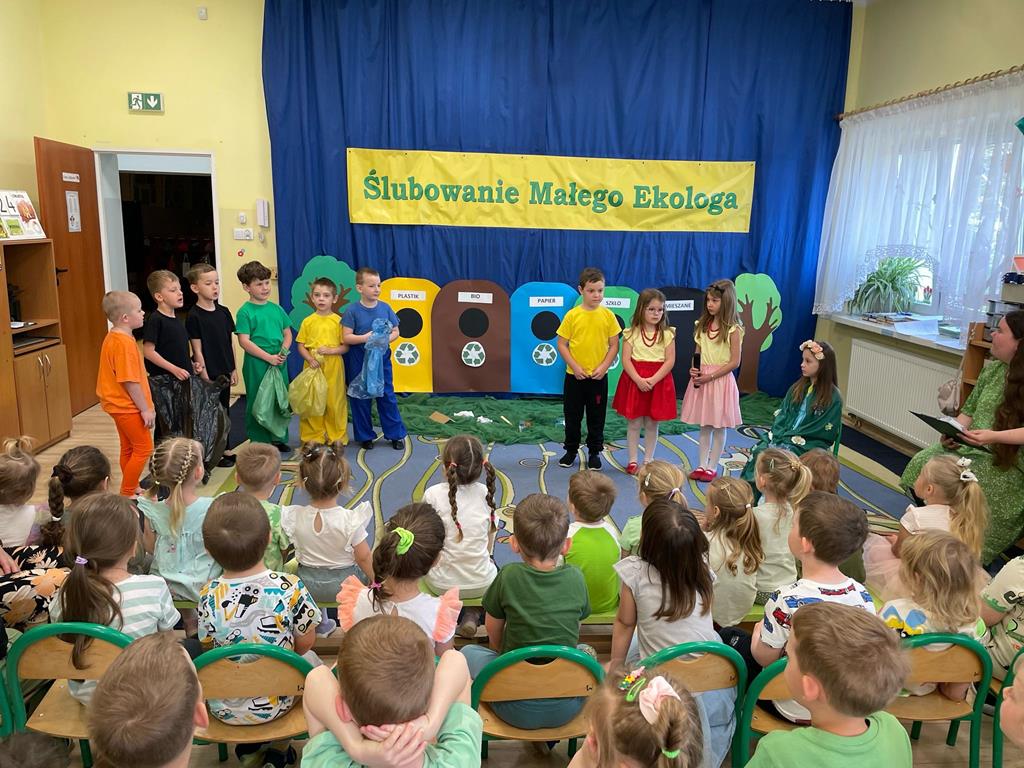 Dzieci z grupy Biedronek biorą udział w krótkiej inscenizacji.