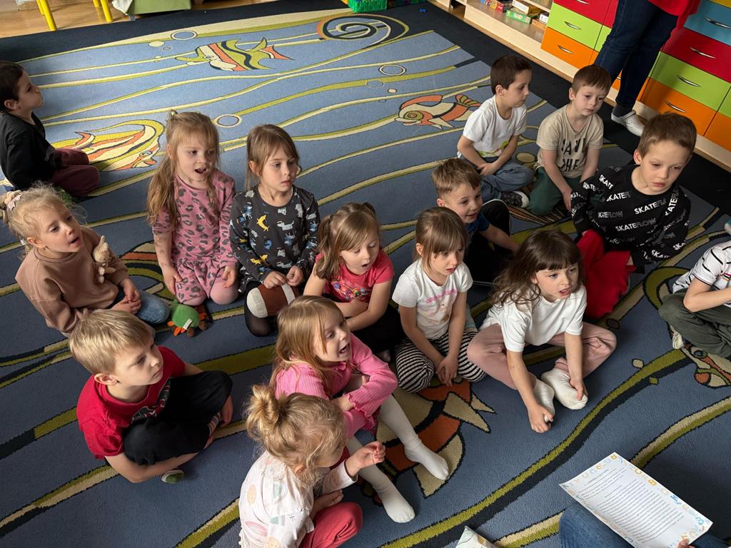 Dzieci wykonują ćwiczenia buzi i języka.