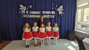 Dziewczynki wraz z wychowawczynią.