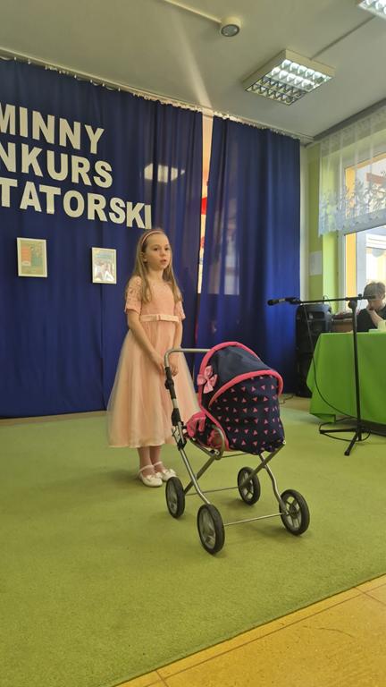 Dziewczynka podczas występu.