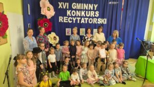 Dzieci biorące udział w konkursie z organizatorami.