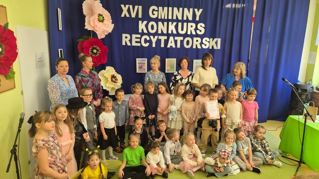 Dzieci biorące udział w konkursie z organizatorami.