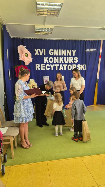 Dzieci odbierają nagrody.