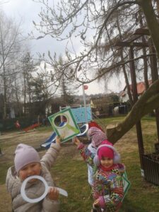 Dziewczynki podczas wiosennych poszukiwań.
