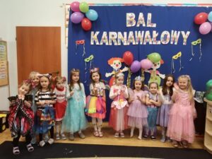 Dziewczynki w strojach podczas zabawy karnawałowej.