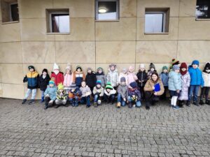 Zdjęcie grupowe pod teatrem.