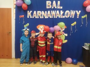 Chłopcy w strojach podczas zabawy karnawałowej.