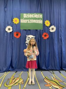 Dziewczynka mówi wierszyk.