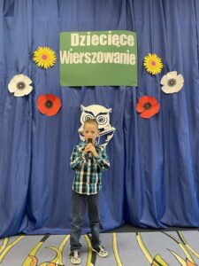 Chłopiec mówi wierszyk.