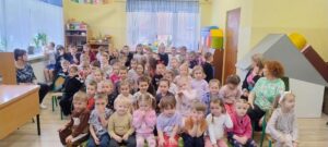 Dzieci oglądają występ iluzjonisty.