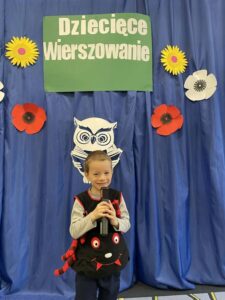Chłopiec mówi wierszyk.
