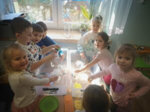 Dzieci podczas zabaw sensorycznych.