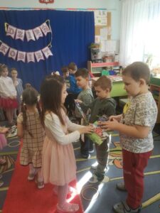Dziewczynka składa życzenia chłopcu.