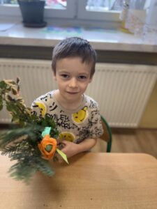 Chłopiec trzyma w rękach swoją palmę.