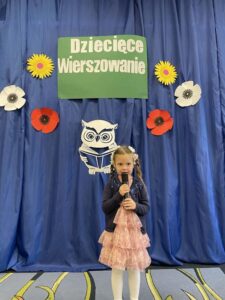 Dziewczynka mówi wierszyk.