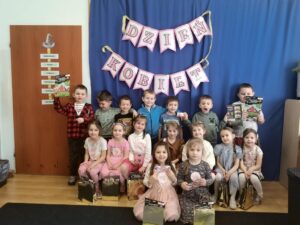 Zdjęcie grupowe dzieci z grupy Jeżyków.