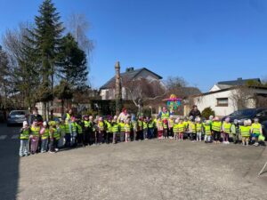 Zdjęcie grupowe obok przedszkola z Marzanną.