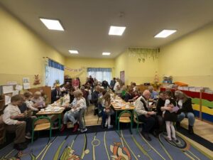 Dzieci składają życzenia dziadkom.
