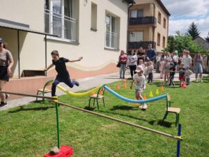 Dzieci podczas zabawy na torze przeszkód.