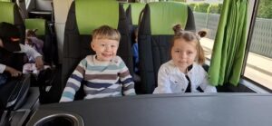 Chłopiec i dziewczynka siedzą w autokarze.