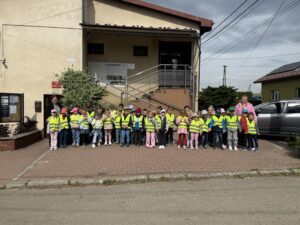 Zdjęcie grupowe dzieci z grupy Biedronek i Jeżyków.