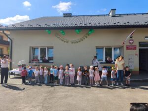 Dzieci z grupy Wiewiórek podczas występu dla Rodziców.