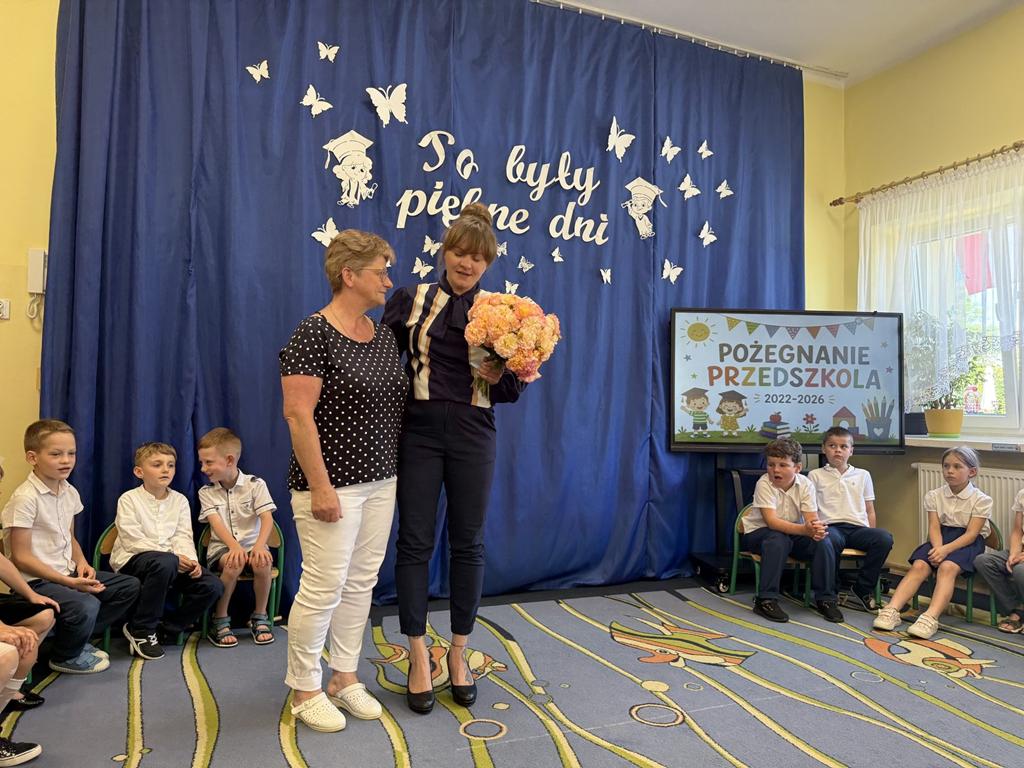 Pani Dyrektor żegna Panią kucharkę, która odchodzi na emeryturę.