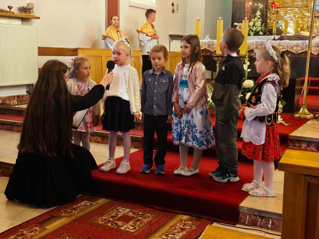 Dzieci mówiące modlitwę wiernych.