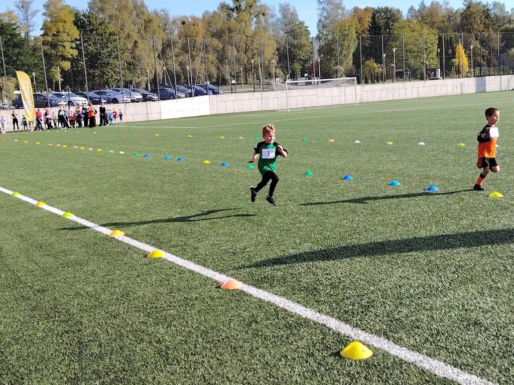 Chłopiec biegnie.